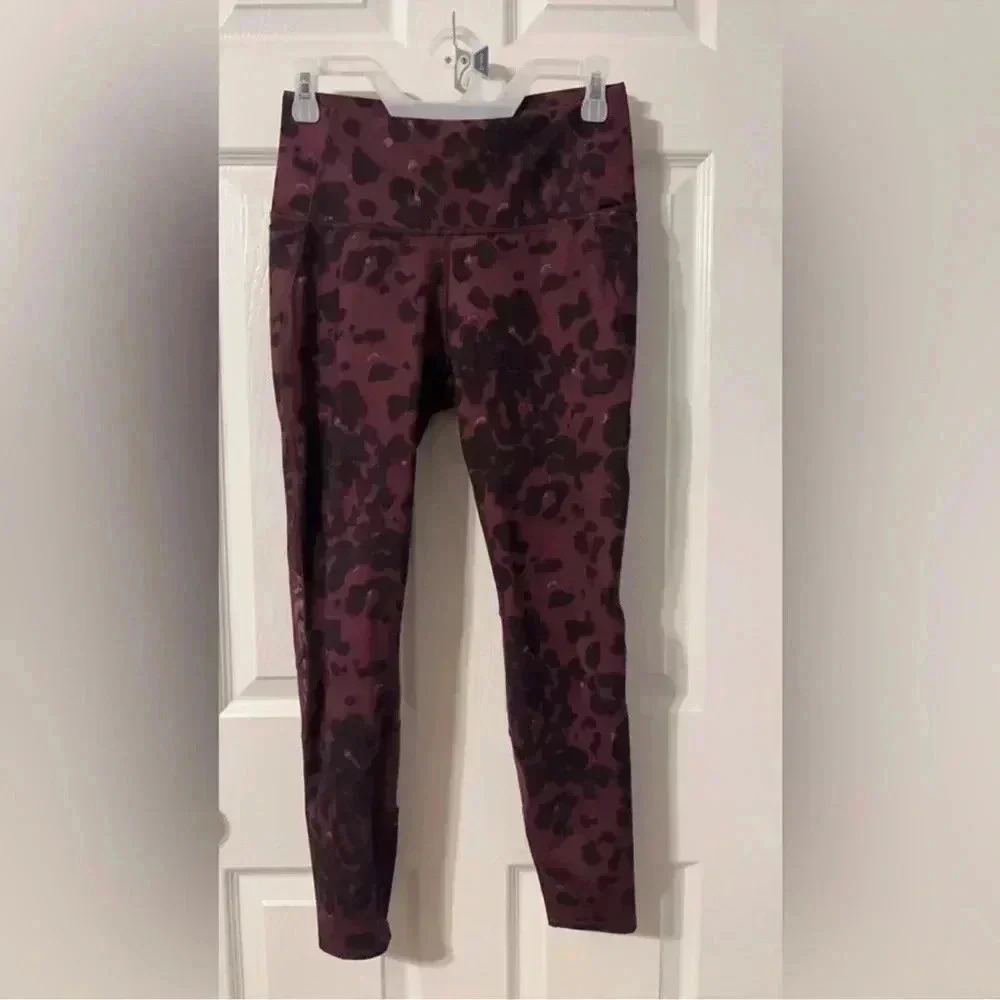 🤑 All in Motion Women's Cheetah Print Leggings
size medium